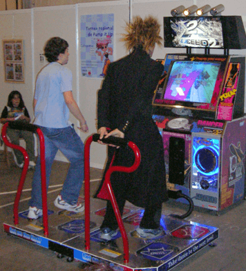 2 people playing piu